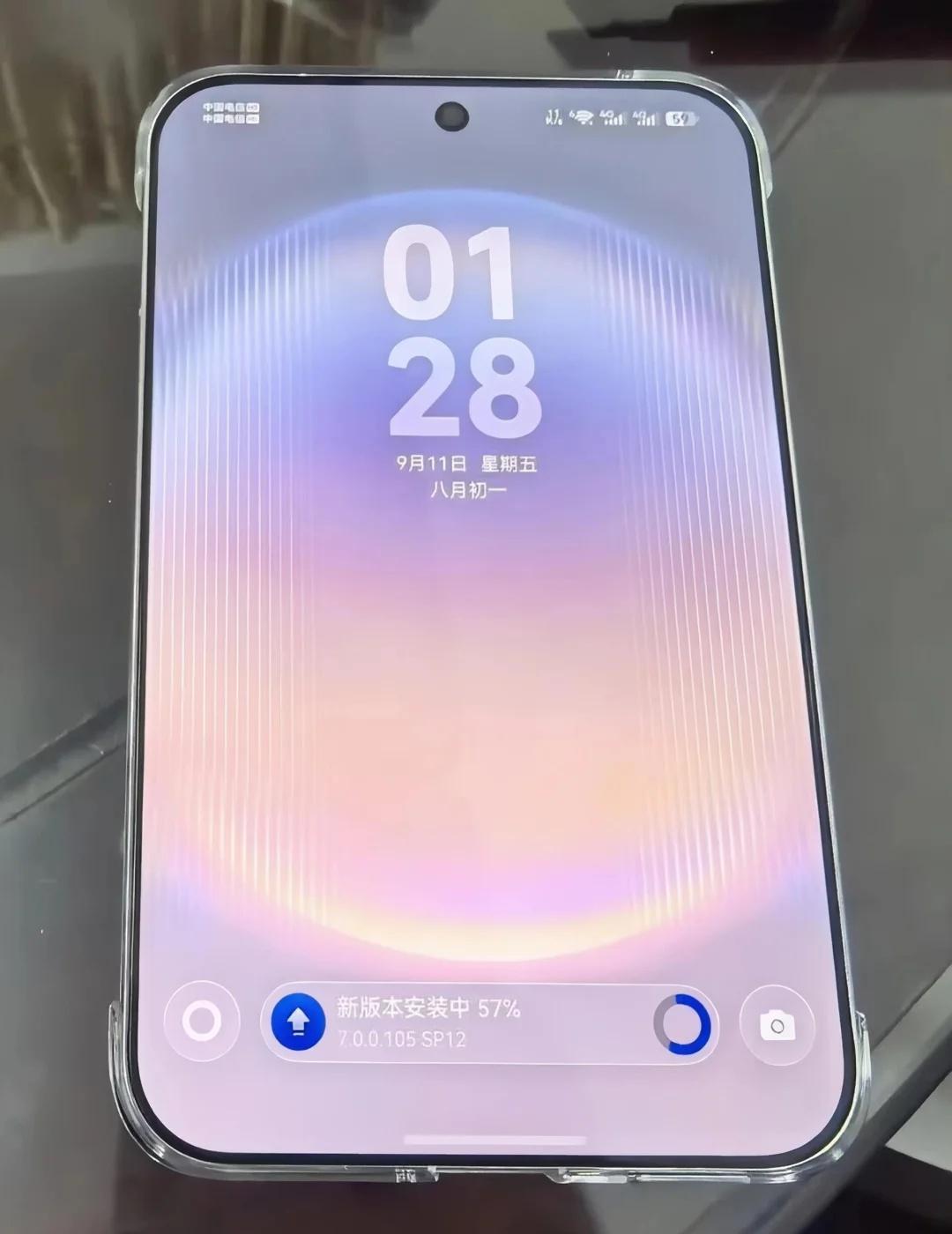 华为阔直板把友商逼到墙角了华为阔直板卖爆的事都知道了，真是一机难求。其实华为还