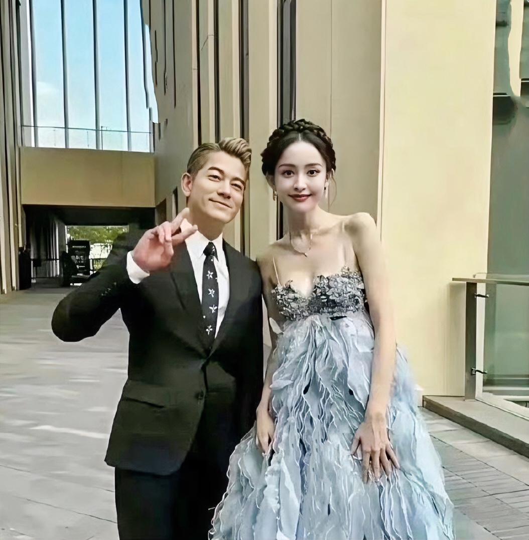 怪不得郭富城迫不及待地想和她合影，她实在太有魅力了，我一个女人看了都满心欢喜
