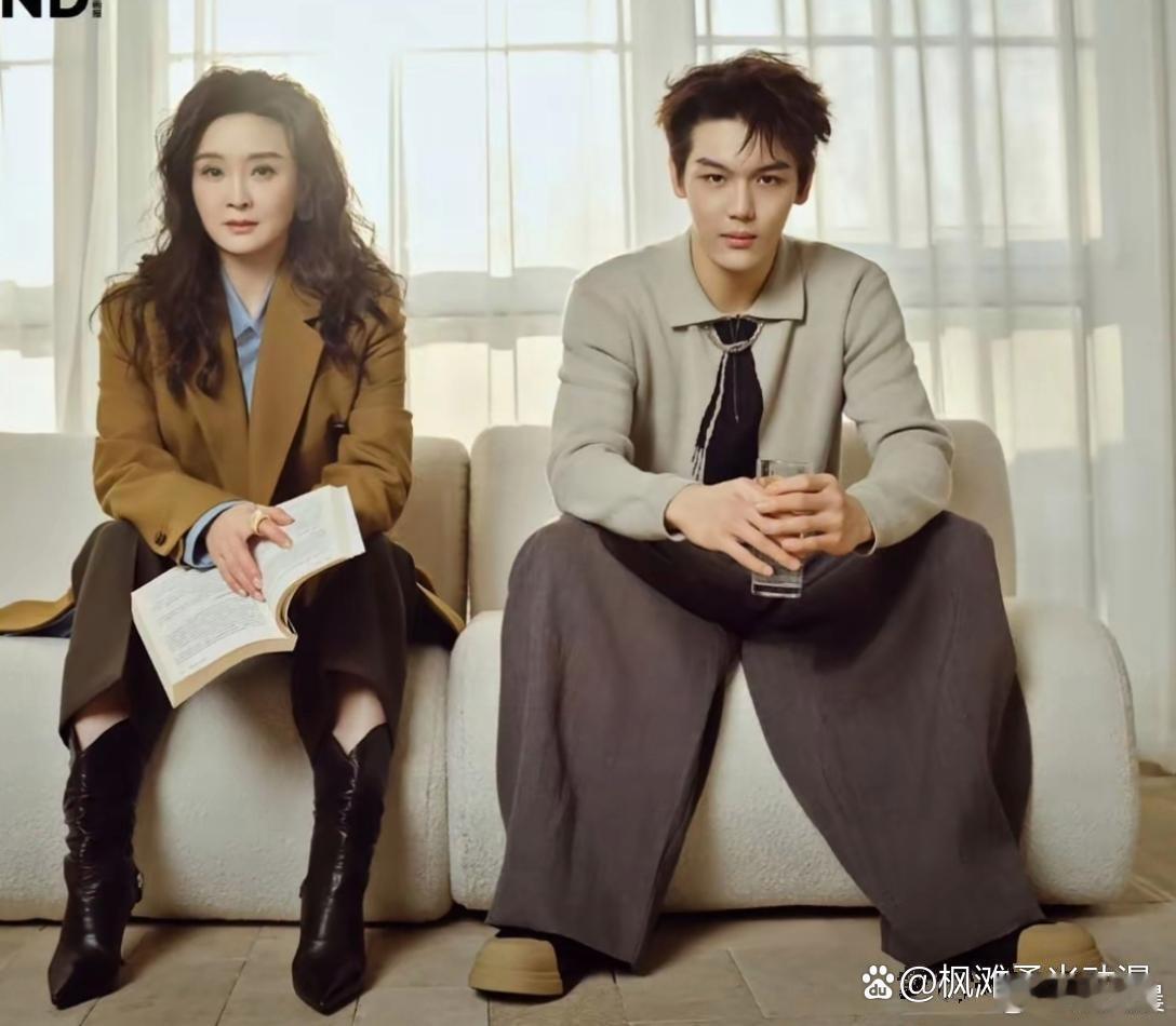 王艳与儿子合拍杂志大片，母子同框氛围感满满，画面温馨养眼。