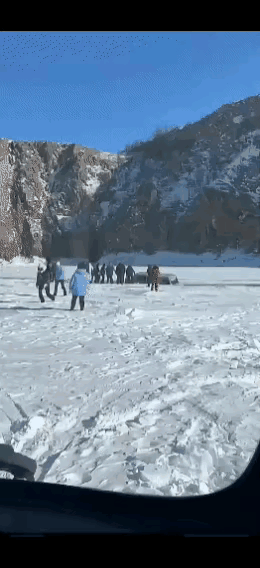还以为贝加尔湖汽车沉没是在没人的地方，而且很快就沉下去了，没有想到是几分钟才沉下