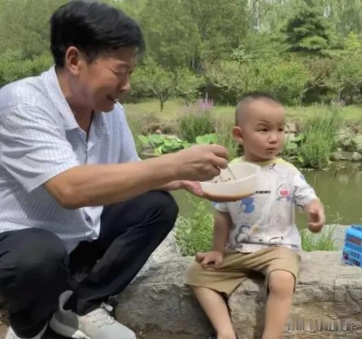 郭希宽是真的很爱他的孙子，这种爱在眼神里已经藏不住了！有时候血缘关系还真的是
