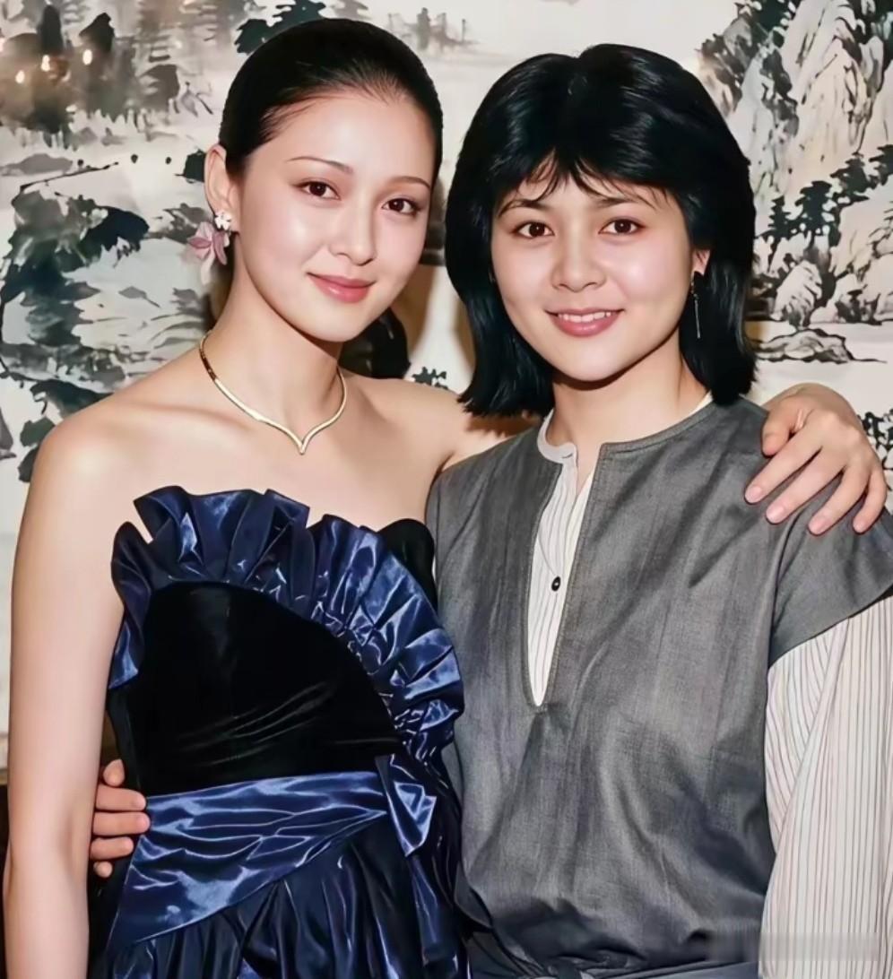 都说关之琳是美若天仙的大美人，不过左边这位女士就像一颗被埋没的明珠，比关之琳还要