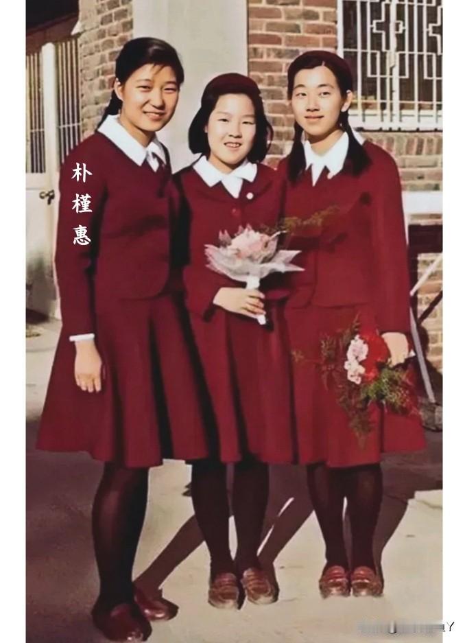这是韩国前总统朴槿惠高中时期与她同学的一张合影老照片，拍摄于上世纪六十年代末。彼