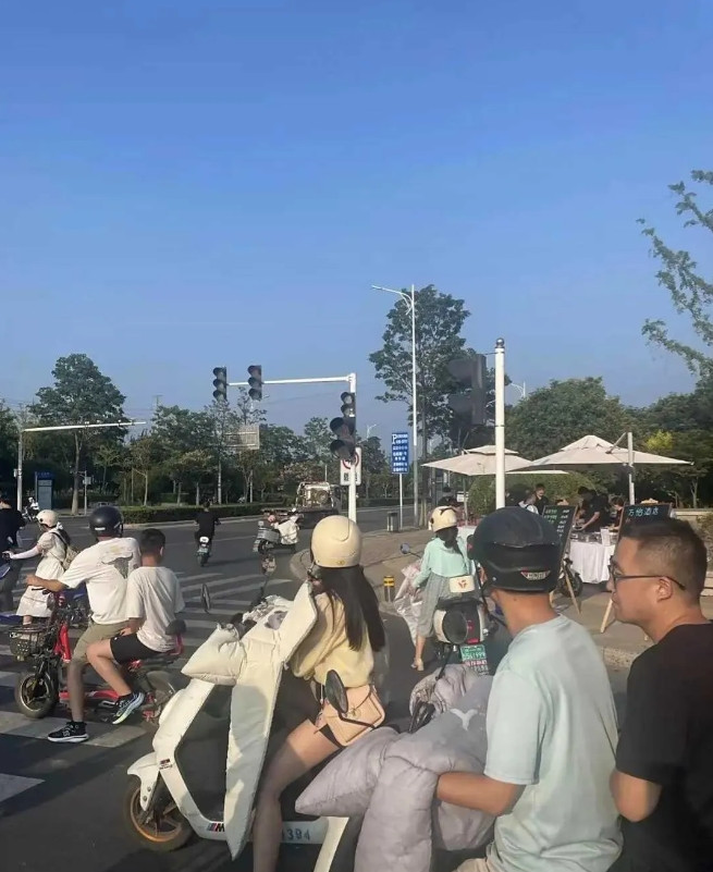 酒店班子全体出动摆地摊，降维打击啊