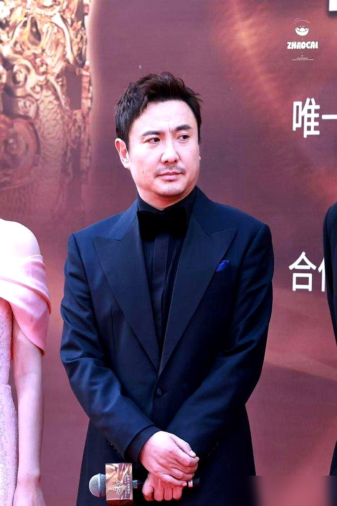 沈腾在综艺里撂了句实话，半年多没进组，工作直接清零。他盯着行程排满的白敬亭问：你们哪找的那么多活儿？