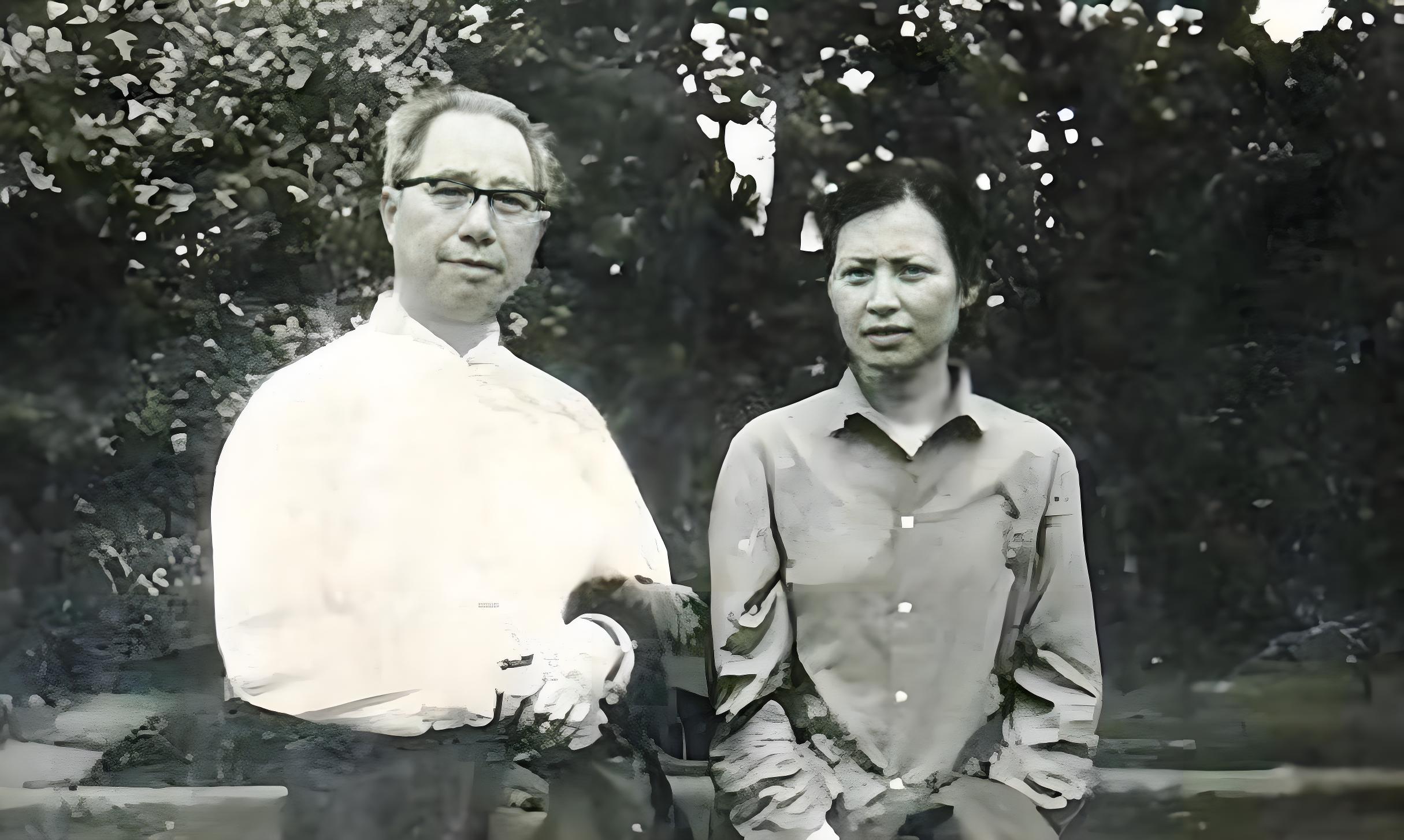 1954年11月，开国中将成钧妻子周月湘病逝，成钧痛心不已，生活一度过得如乱麻。