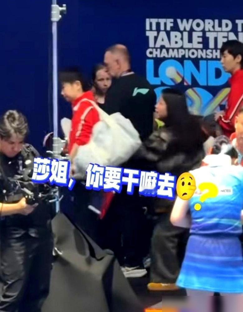 孙颖莎这一下，算是把所有镜头都抢了。刚刷到这段现场视频我都乐了，女团刚比完大