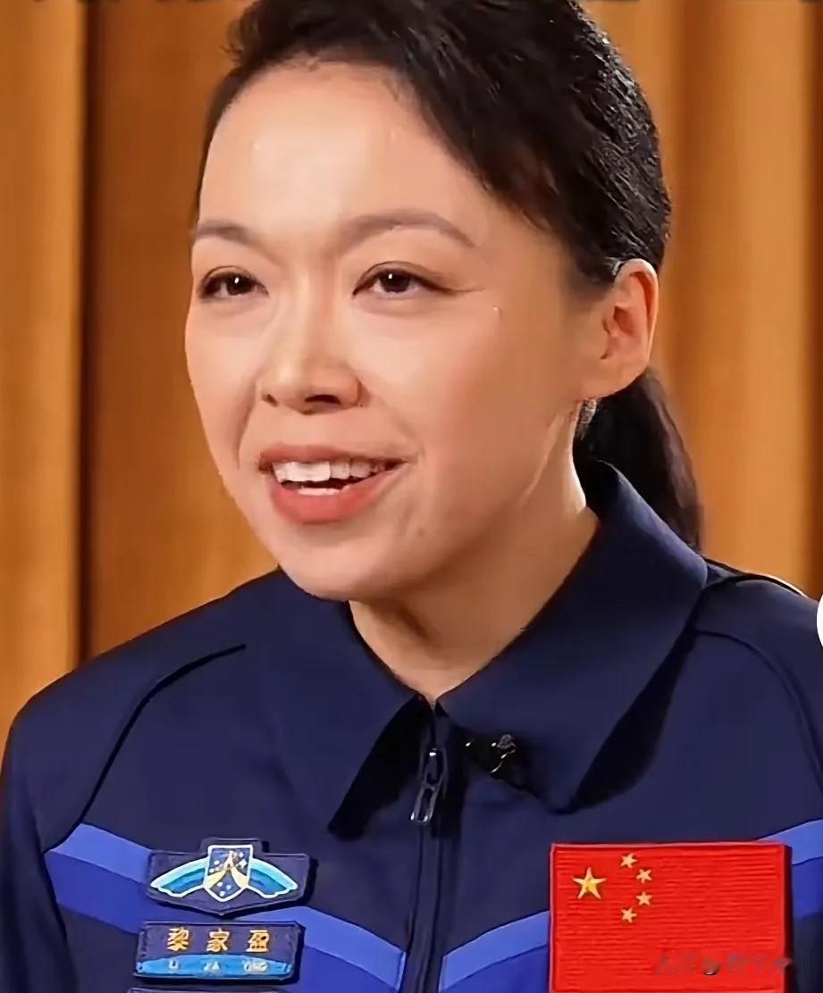 黎家盈飞上太空好几天了，香港警务处又公布关于她的最新信息，原来她不仅是警司，也不