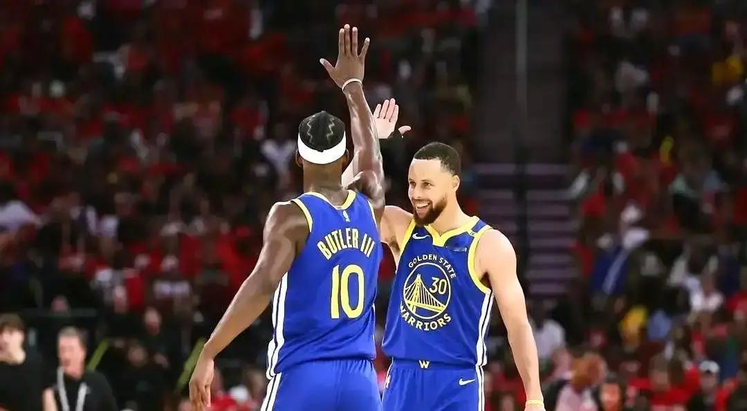 勇士赢了，但库里少了一次罚球。最后两分钟报告撕开真相：那个让全场沸腾的TJ