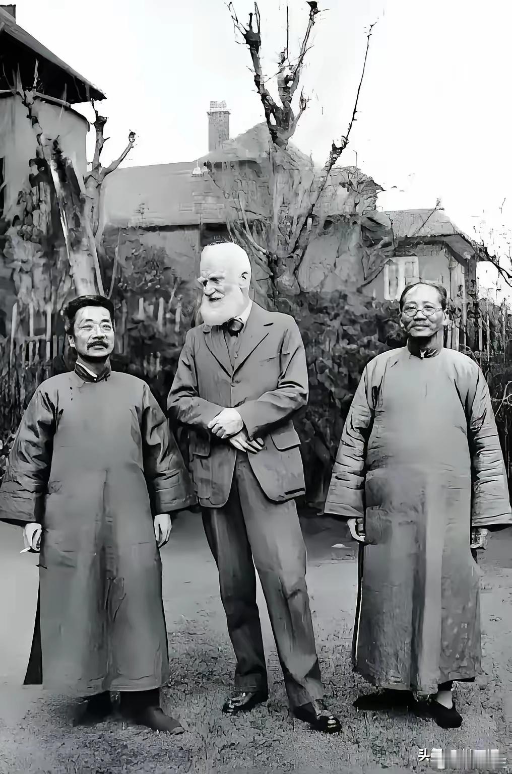 第1次看到鲁迅的真实照片，感觉挺惊讶的。左侧是鲁迅，中间是萧伯纳，右侧是蔡元培。