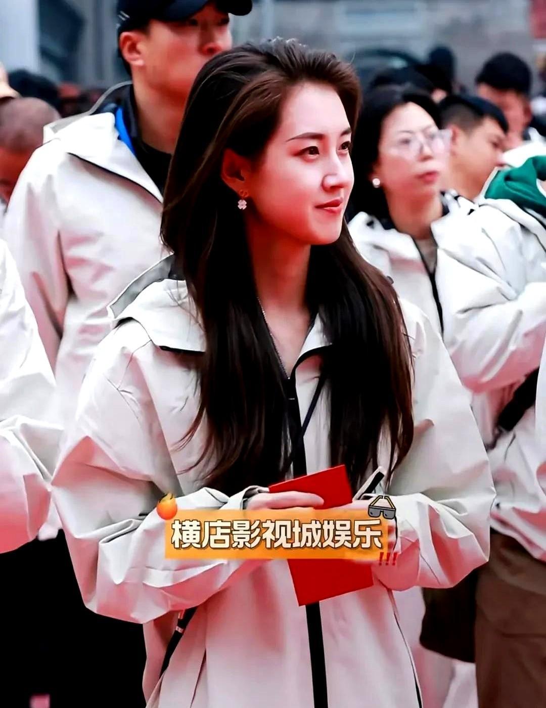 郭宇欣没靠大制作，靠三分钟短剧翻身了。从前是背景板，现在片酬翻三倍。粉丝从五