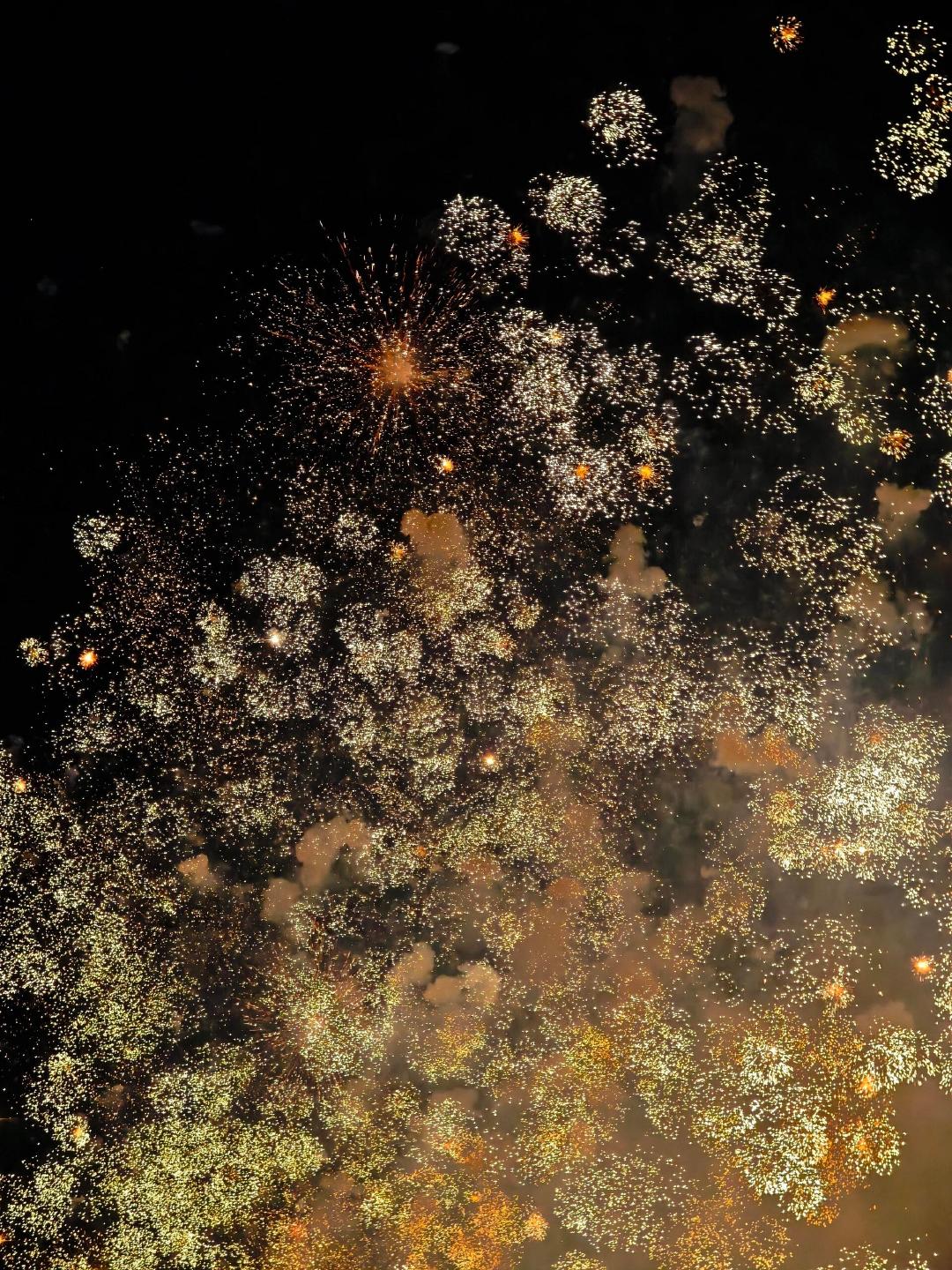 总要有一张完美的烟花照吧让我看看谁还没见过这么绝美的烟花，张张都能做壁纸的程度！