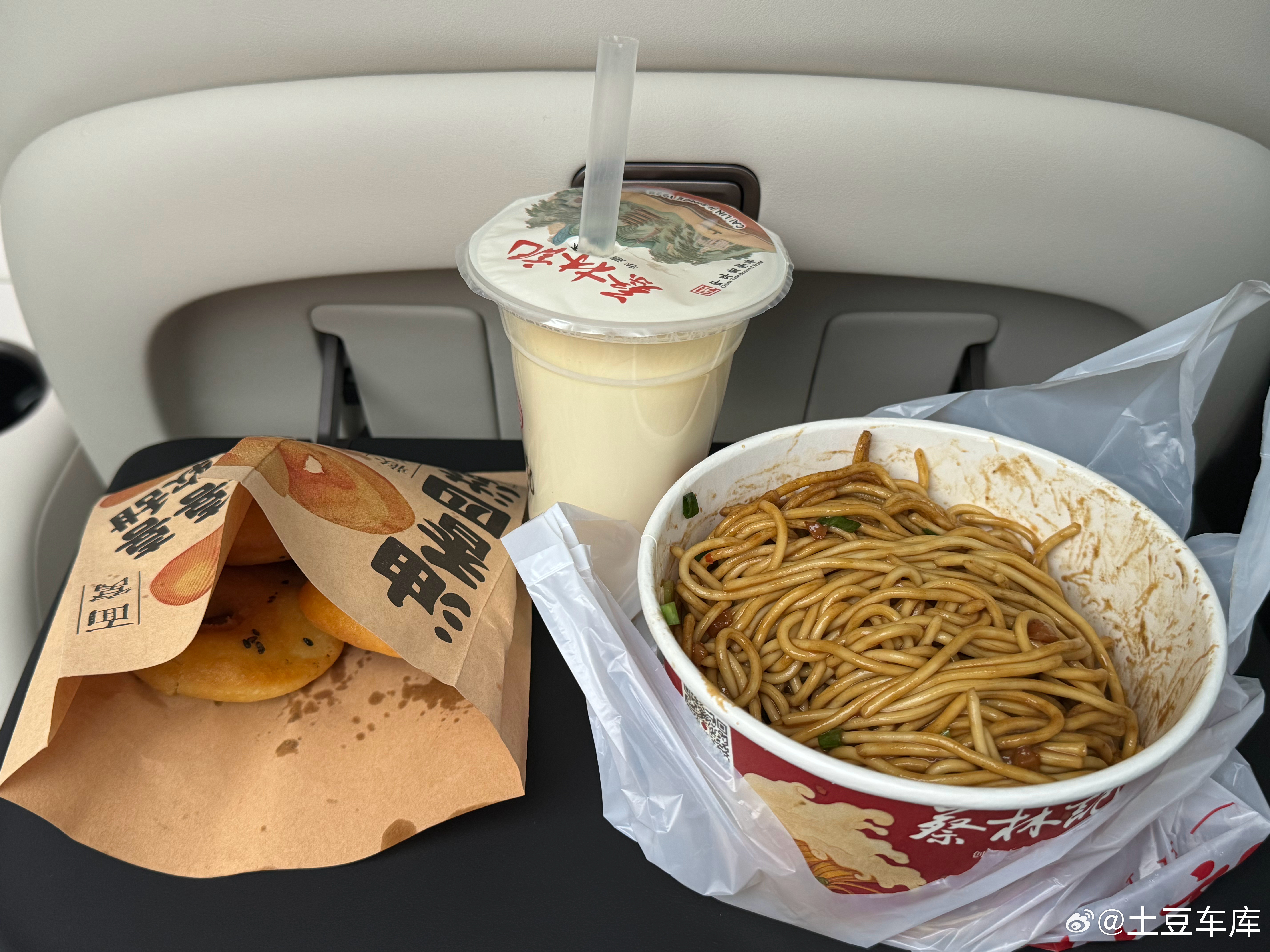 热干面面窝+豆浆吃饱喝足准备上班🤓​​​