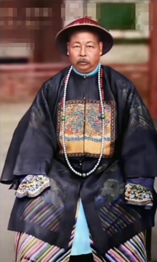 1876年，64岁高龄的左宗棠打到新疆敌占区时，突然有100多个衣着破烂的清朝官