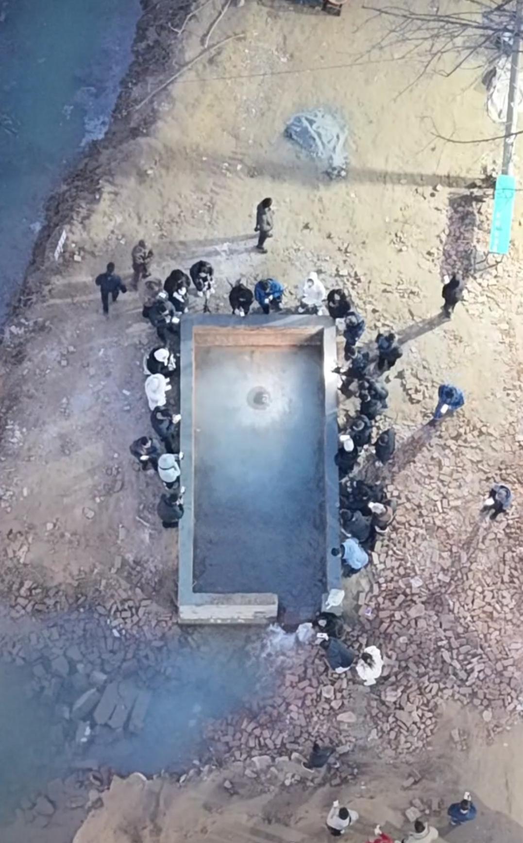 今年冬天的郑州，算是跟泉水杠起来了，贾鲁河边的一个机井自涌了，成了温泉了，