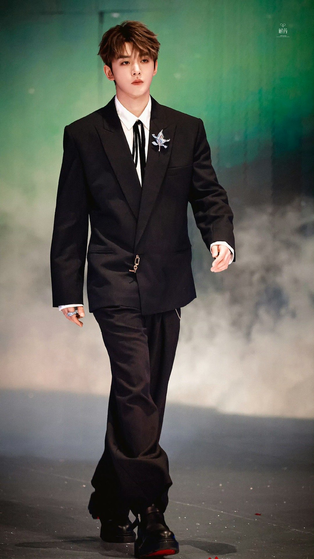 邓为小头长腿脸紧家人们邓为这硬件太顶了！头小得像开了小头特效，腿长直接破屏，随