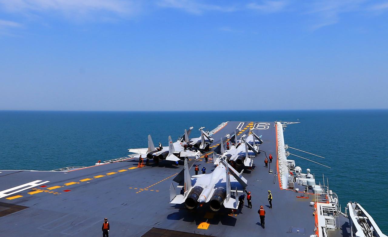 歼15是滑跃起飞型舰载机，歼15T是弹射起飞升级版，核心区别在于‌起落架结构、雷