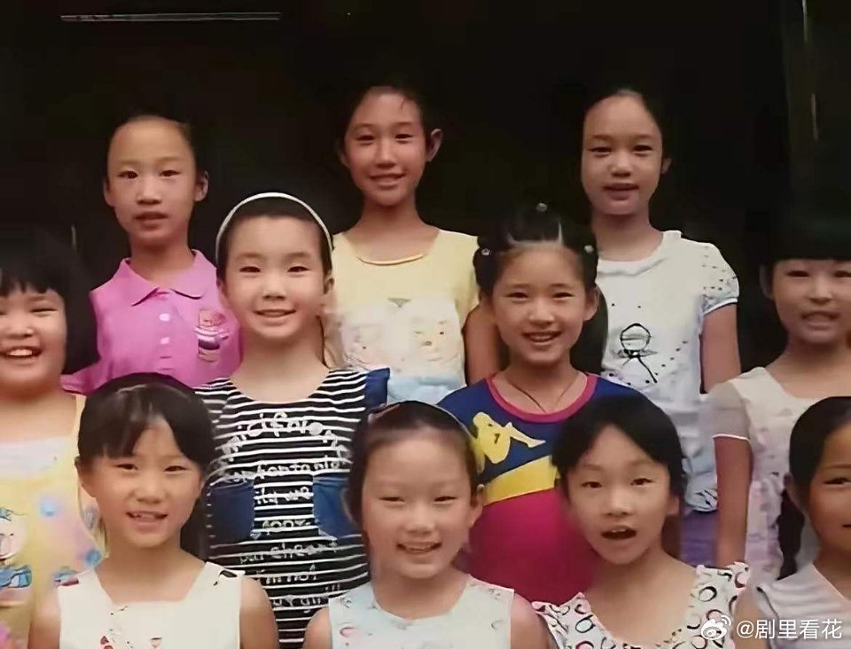 赵露思的小学毕业照一眼就能认出是她，真是长得很有辨识度！难怪后来能成为明星，从小