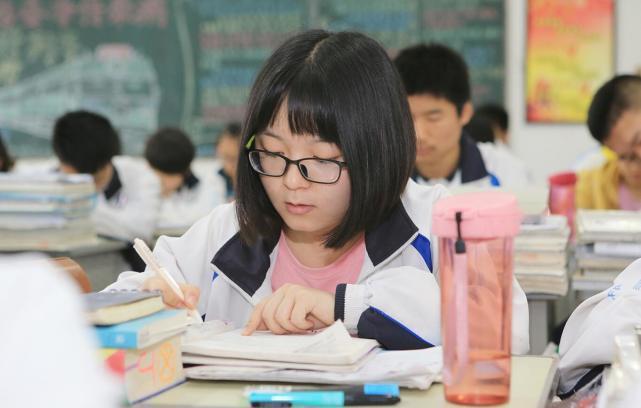 孩子教育最狠真相：别再自我感动式鸡娃了先泼一盆冷水，多数家长的教育，都是自我感