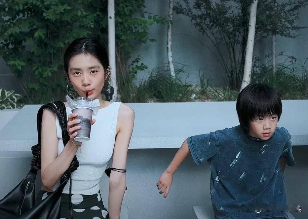 黄磊老婆分享小儿子正面照他们家庭在明星圈属于很难得的高颜值+高颜值结合，生出