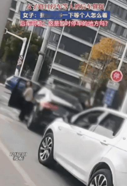 “真把马路当自己家了？”江苏一女子开奔驰车，突然停在路口，既不是等红灯，也不是让