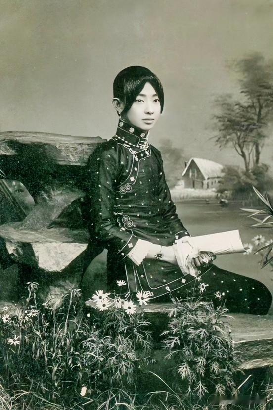 1916年，22岁梅兰芳先生的林黛玉女装扮相。梅兰芳先生为塑造林黛玉、嫦娥古装女