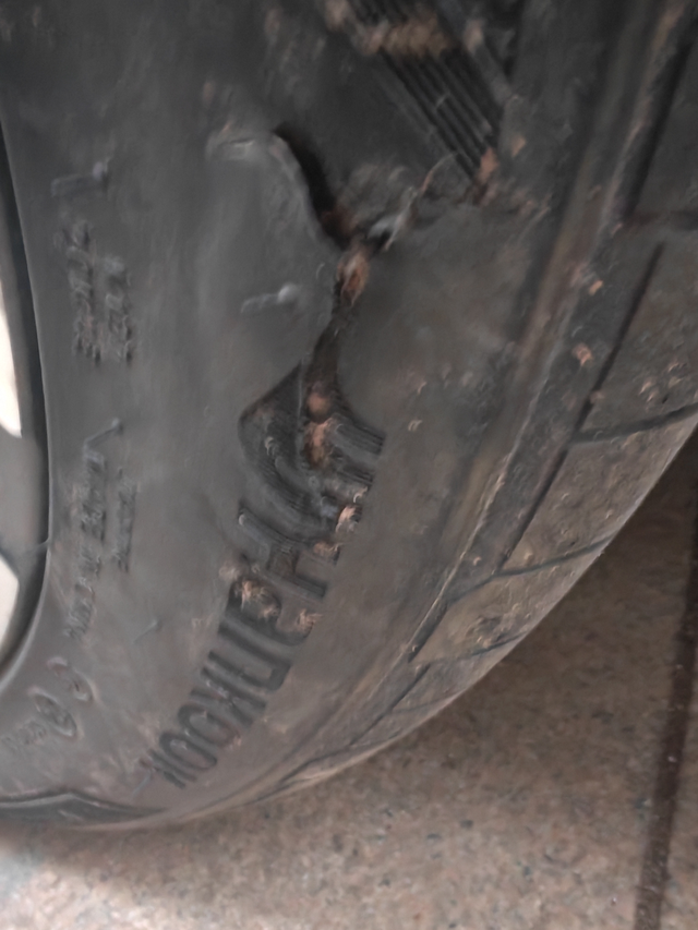 刚买，轮胎破损，能让4s店负责吗刚买的车，不到一个月，一汽大众的。没开几次轮胎