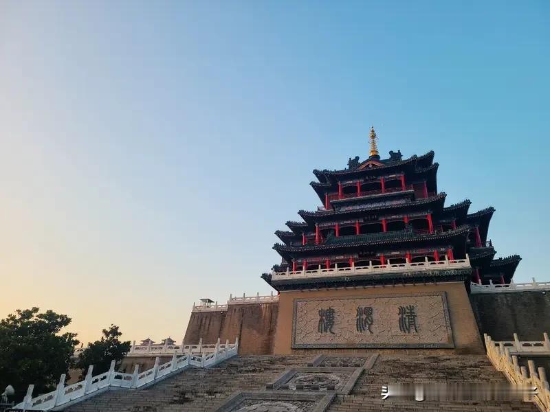 看到这个上联“楼台与天共长空”，一下子来了兴致。这上联描绘出楼台仿佛与天相连，融