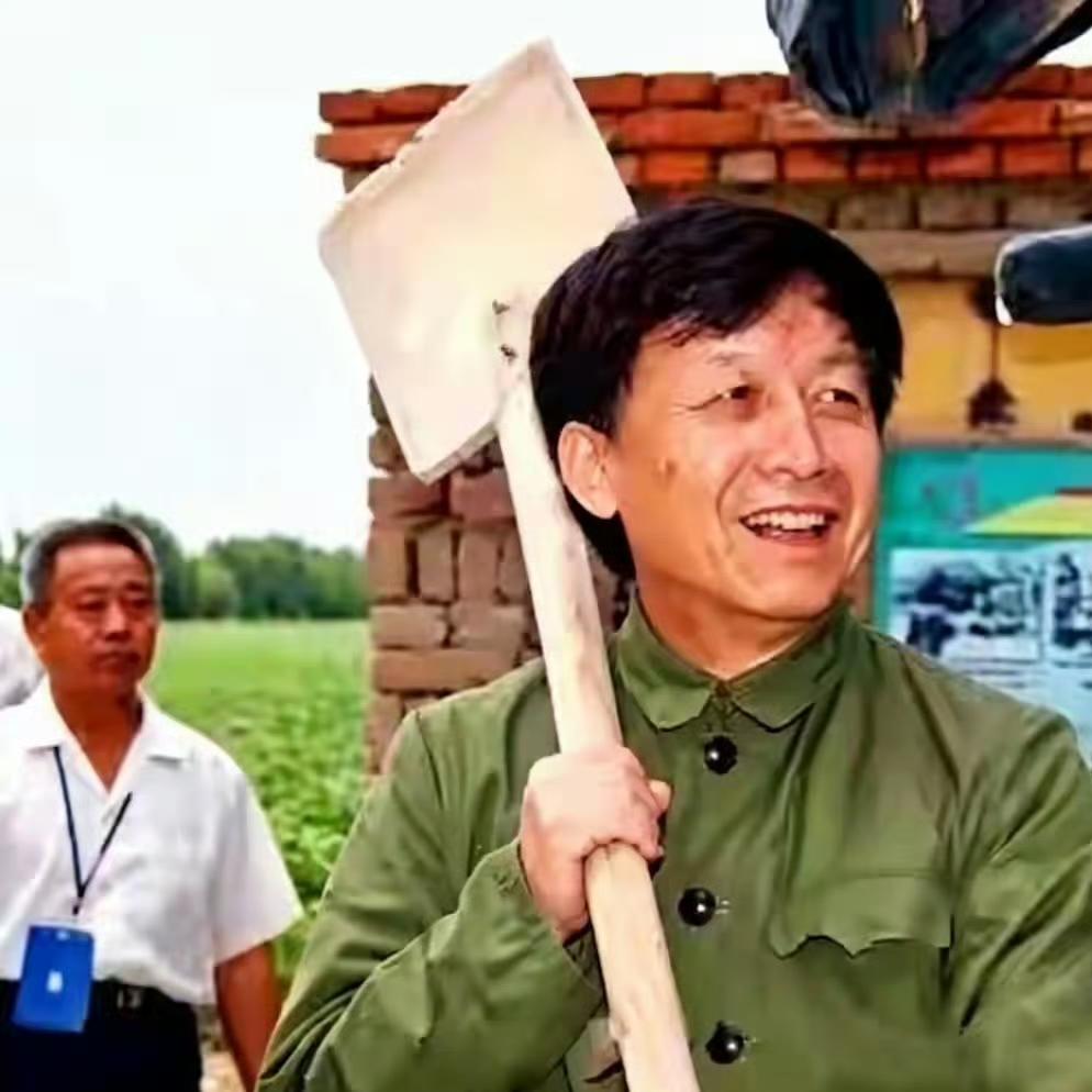 2007年，易中天重回新疆，一张罕见的留影，地点是新疆石河子新疆生产建设兵团八师
