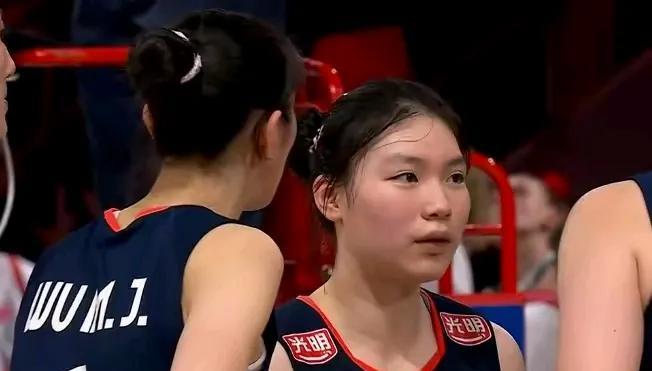 2-3！中国女排不敌东道主，主攻和接应被限制，副攻没有进攻威胁赵勇教练的指挥能