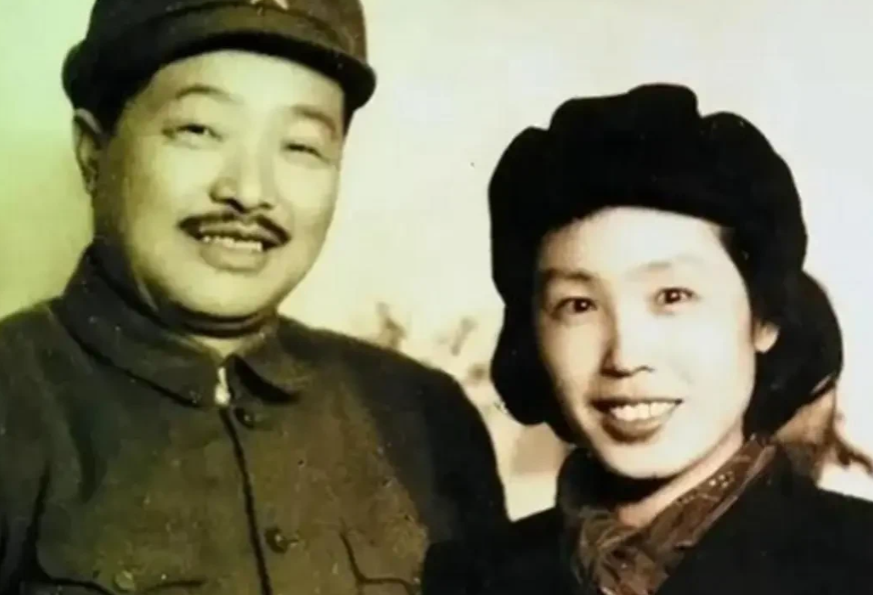 贺老总的妻子是当时公认的青衣美人，有一次在大会上，他更是得意地说:“我贺龙把一切