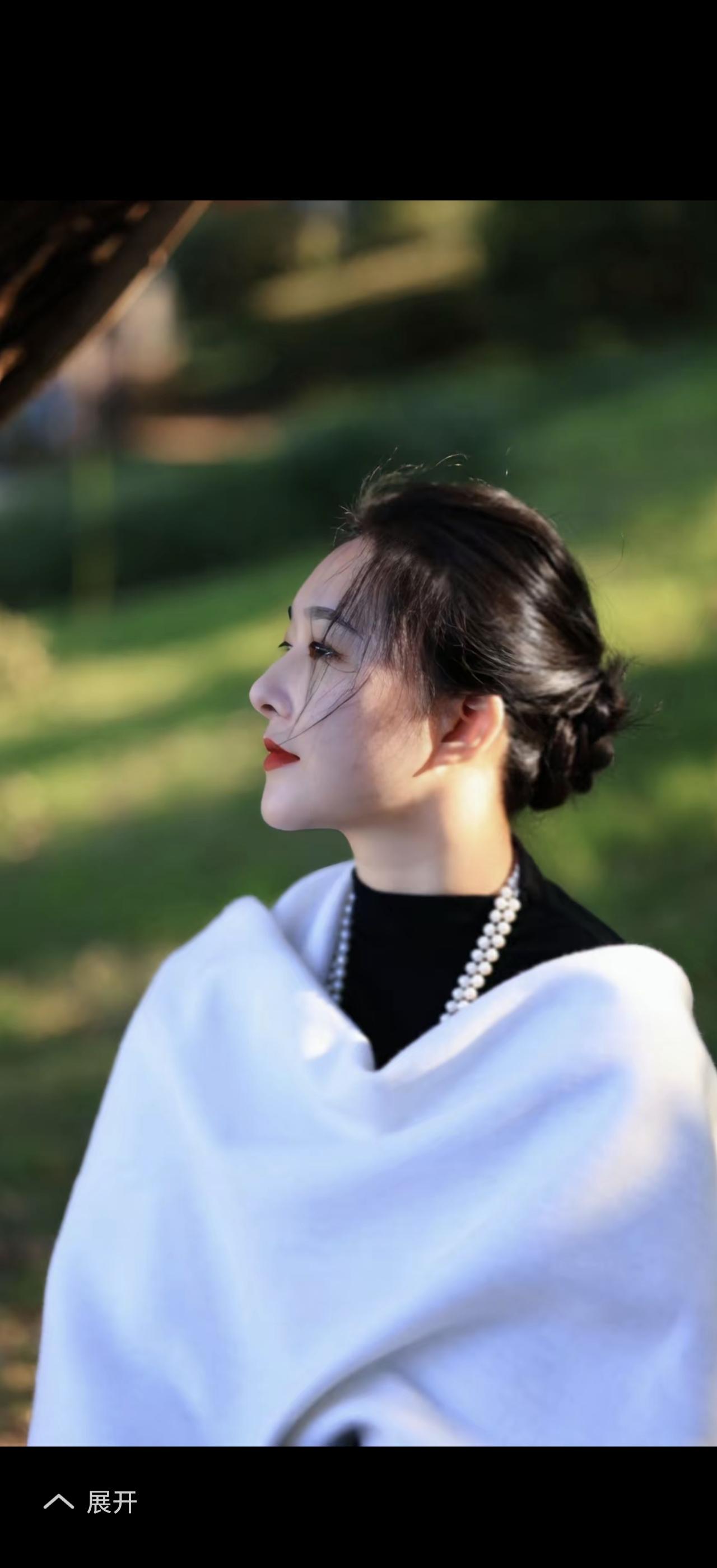 优雅黑发，白纱飘逸，自然光影，恬静如画。