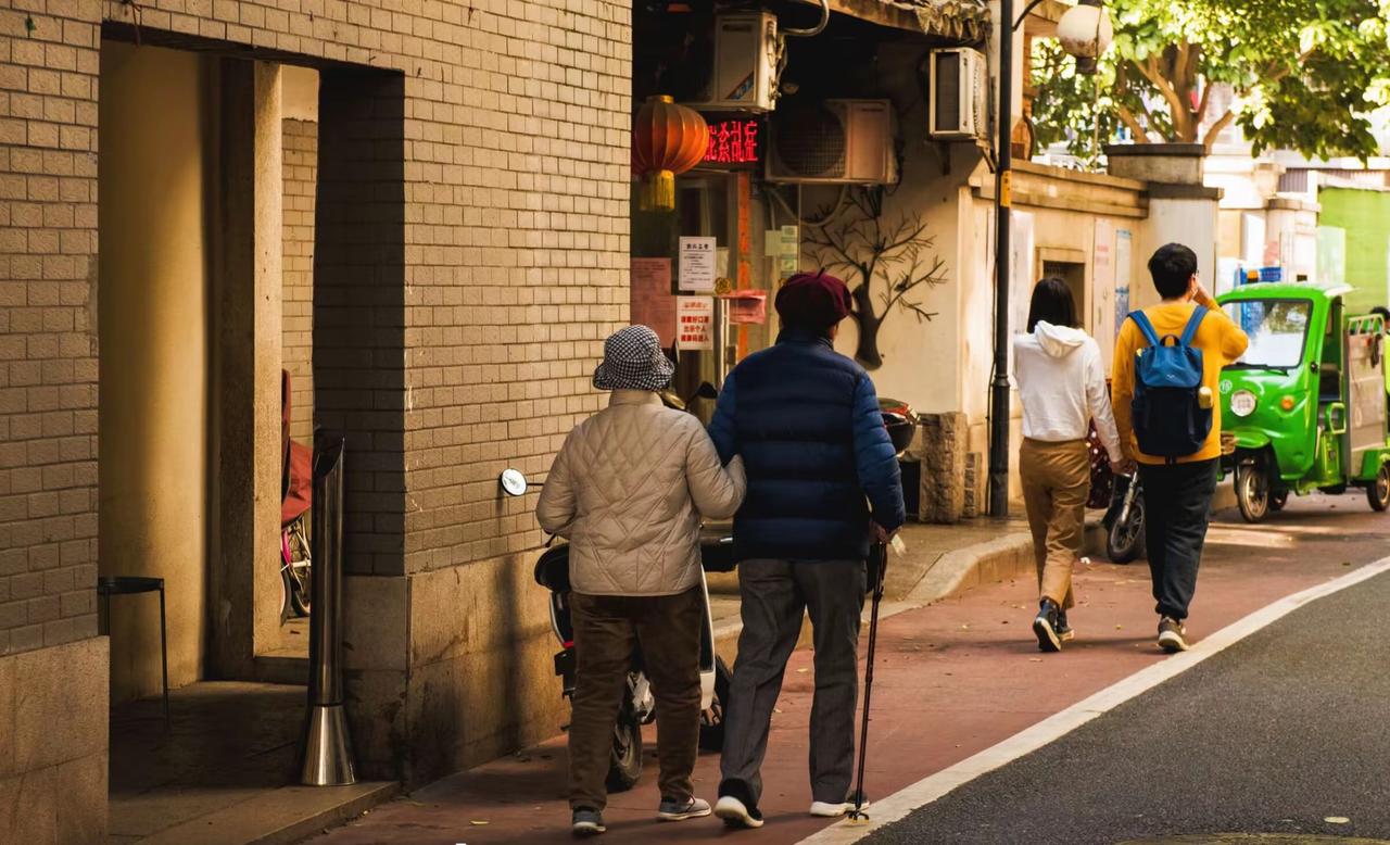 去了几个外地接触后，感觉还是重庆各方面比较优秀，重庆除了工资低点和夏季热点外，重