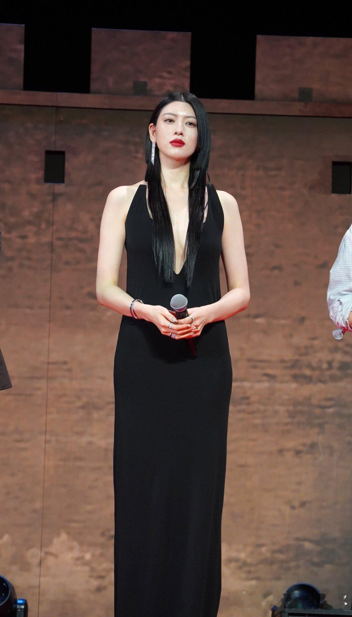 三吉彩花新片全球首映礼look