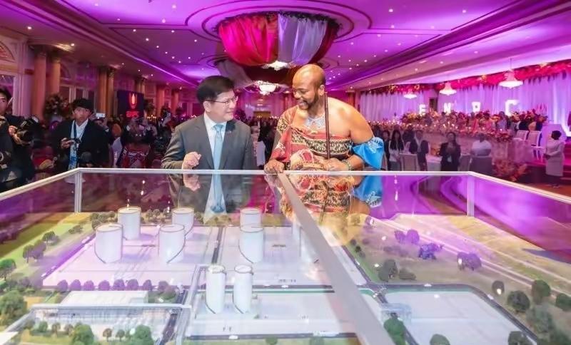 太尴尬啦。林佳龙终抵达心心念念的斯威士兰，出席国王姆斯瓦蒂三世登基40周年暨58