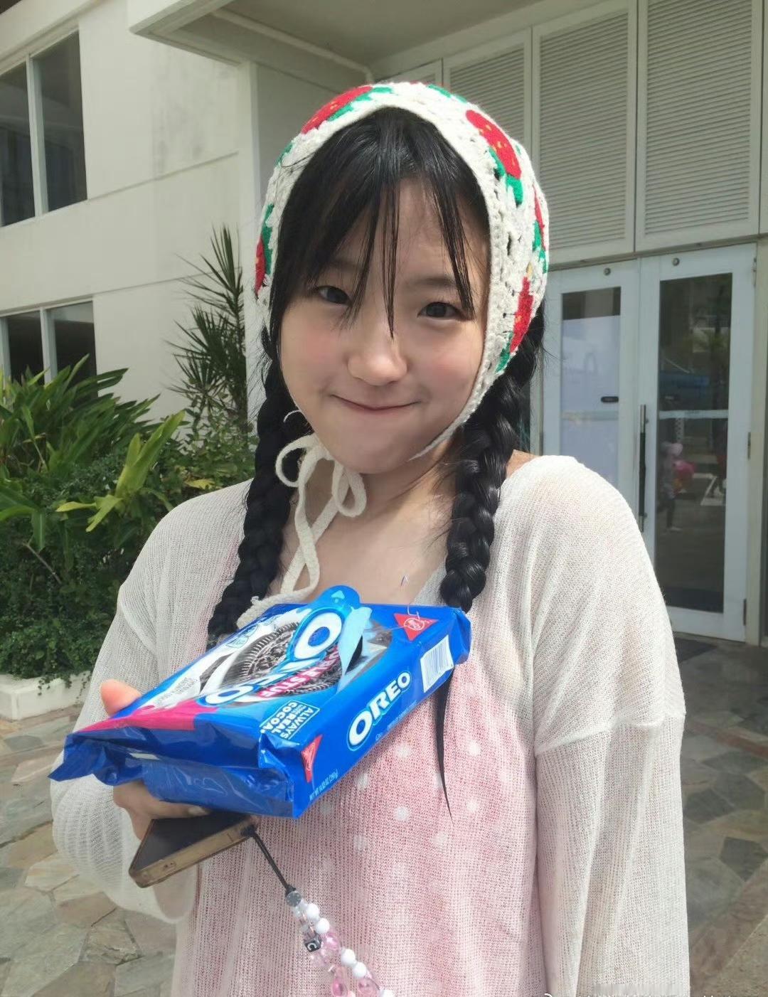 只要不在赛场，申裕斌拍的照片都挺甜美的，咋一到赛场上就是普普通通的小黑妮呢？[捂