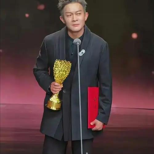 杨志刚上台领奖，说自己是按主角来演的，怎么得了一个配角奖？这样的话，观众与对蒋欣