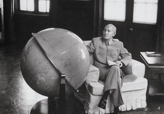 1947年，蒋介石召开军事会议，当所有人都到场以后，看到第一兵团司令官汤恩伯，竟