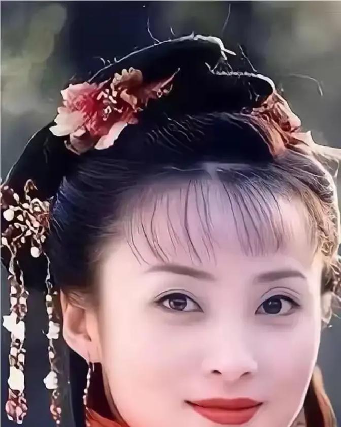 50岁的蒋勤勤最近分享了个工作vlog，本来想秀秀忙碌一天的拍摄日常，谁知道却把