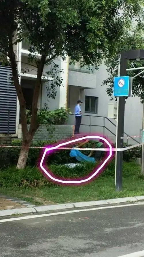 陕西西安，一女子拿了300元报酬，在为一男子有偿服务时，突然门外传来敲门声，她为