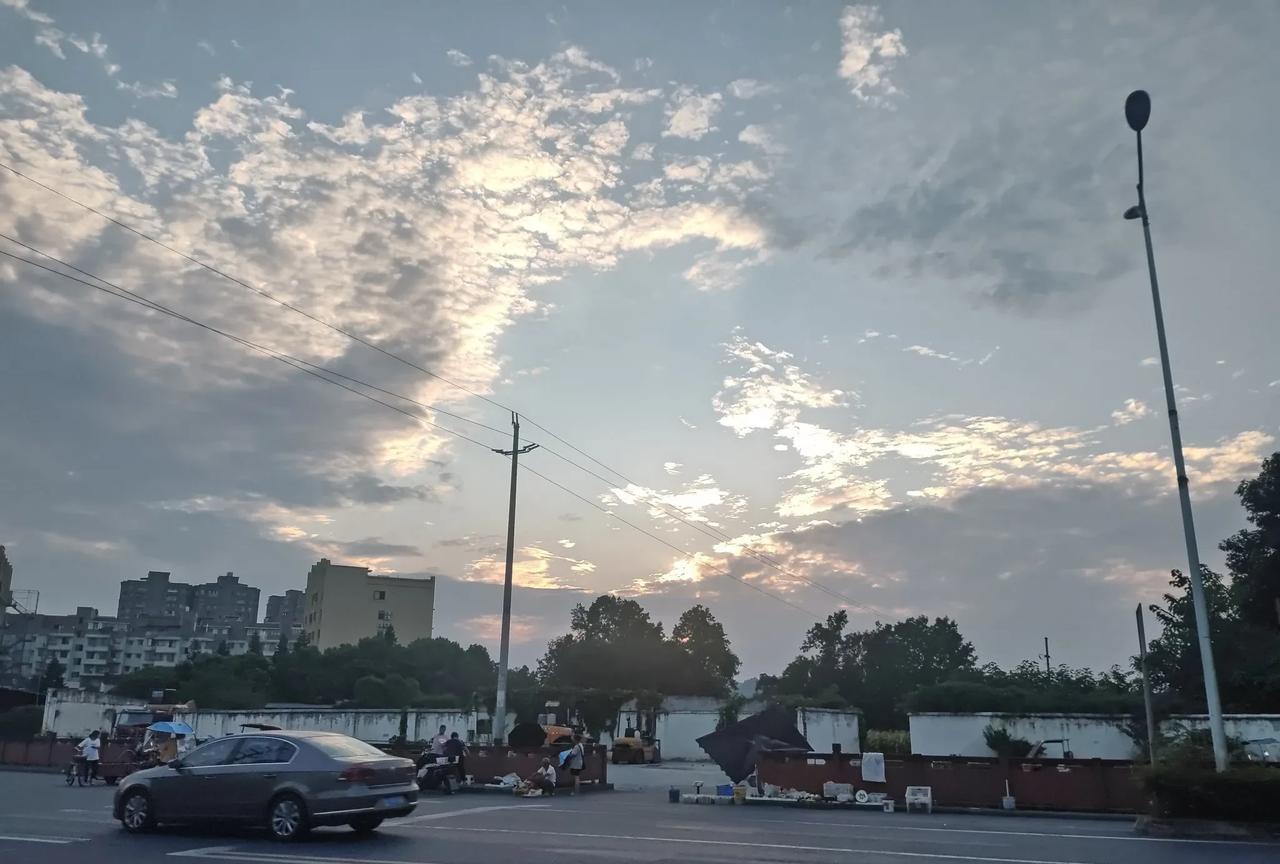 成都不仅仅是四川的中心，几乎也成了西藏的中心，西藏不仅在成都设有专门的办事机构，