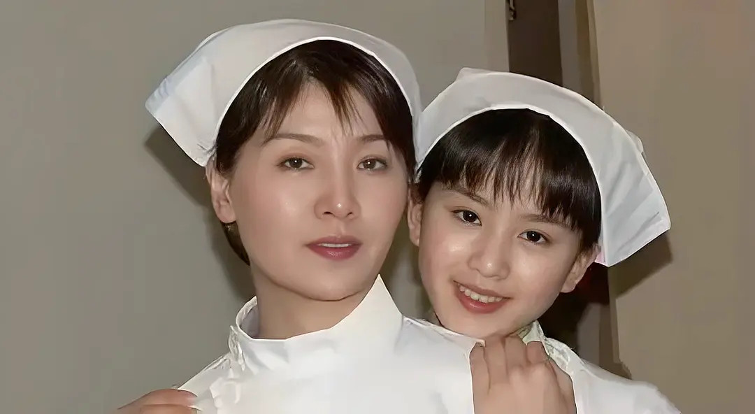 刘诗诗家的母系传承赢麻了这个颧骨，这个眉眼，二十年时间纯纯复刻