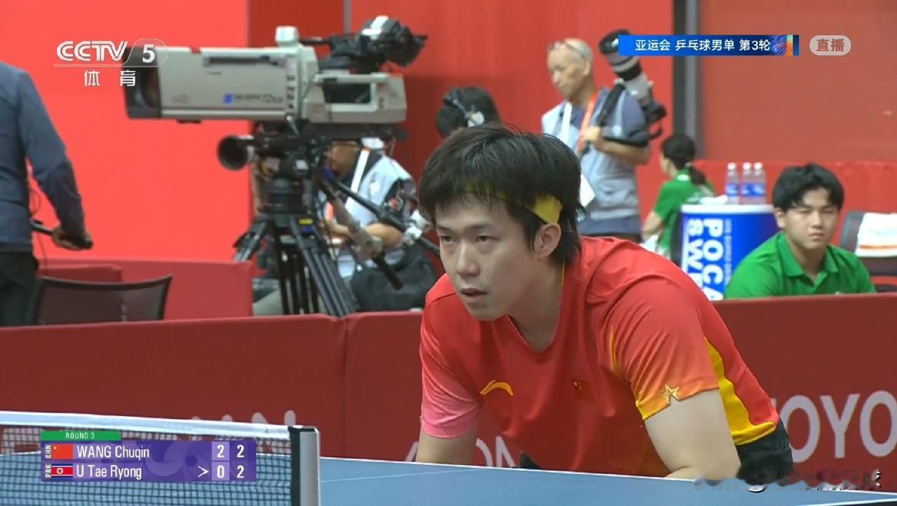 中国男乒名将王楚钦真是想不晋级都难了！在正在进行的一场亚运会乒乓球男单1/8决赛
