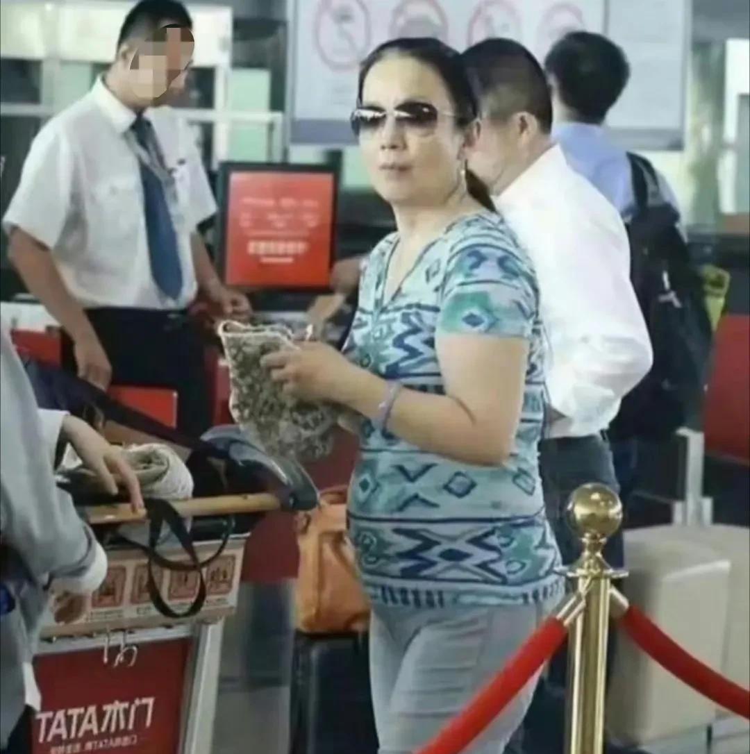 吕丽萍回国了，据说是回来看病，她老公自称在美国捡垃圾都可以生活的很好，不知道这夫
