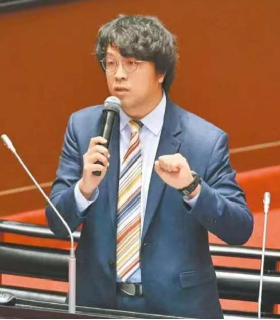 沈伯洋的嚣张气焰终于在新加坡碰壁，原计划的两场公开论坛，临开场被主办方紧急改成