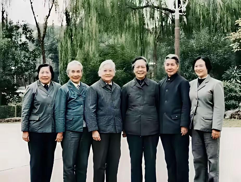六位老红军，都是巾帼英雄，走完了2万五千里长征路，但凡你认识一位，历史高手非你莫