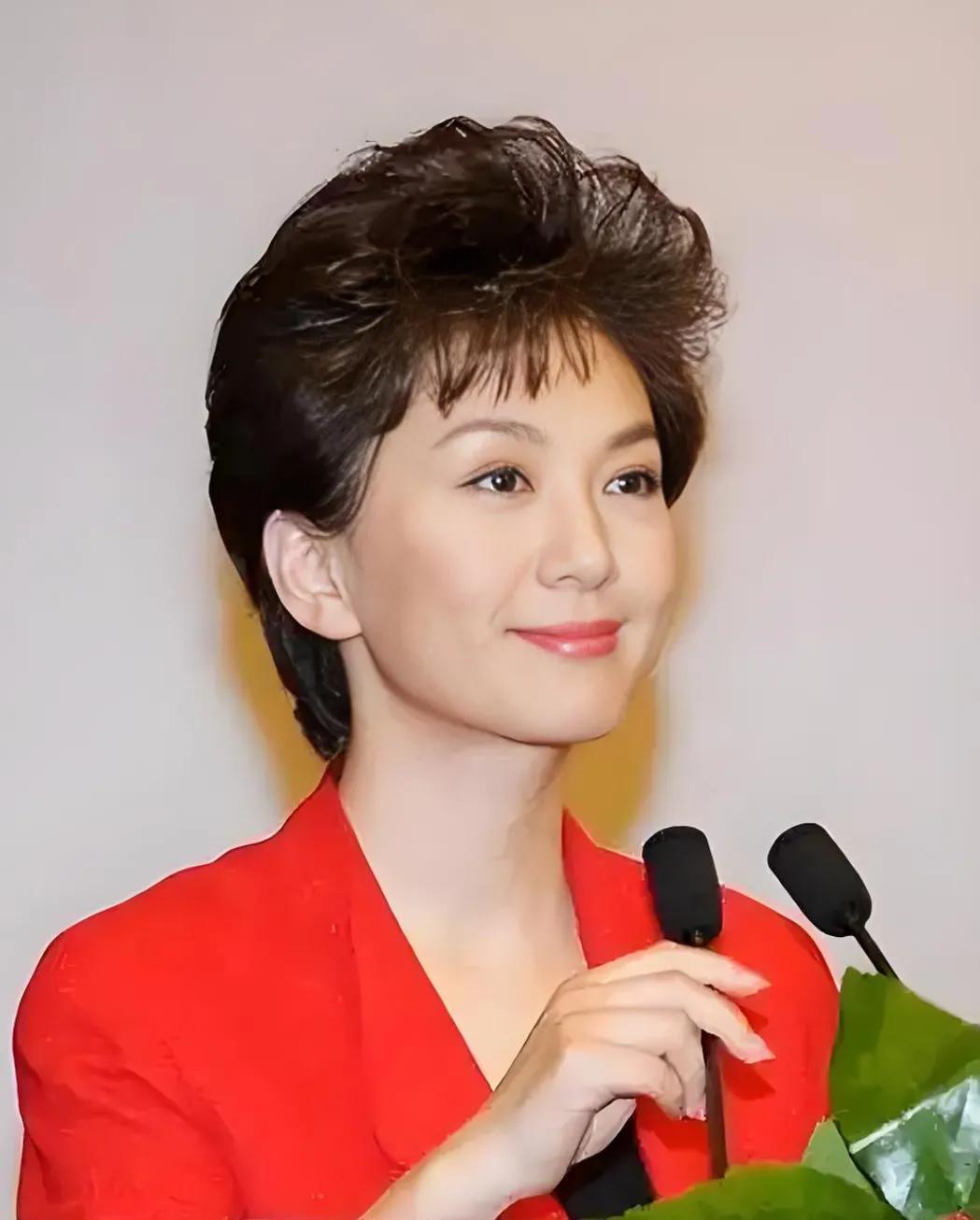 她站在主持台上，这气质和韵味太迷人了！淡淡的笑脸，精致的短发，端庄优雅极了，这独
