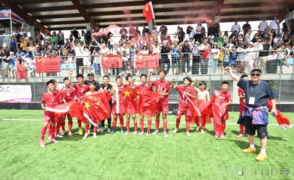 争议拉满！旅欧天才双双落选U17国少，董路公开怒批。近日，U17国少大名单
