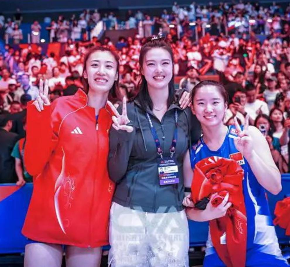 三位女排姑娘同框：我认出了秀发垂肩、云鬓花颜、笑意粲然的张常宁，也认出了修项延颈