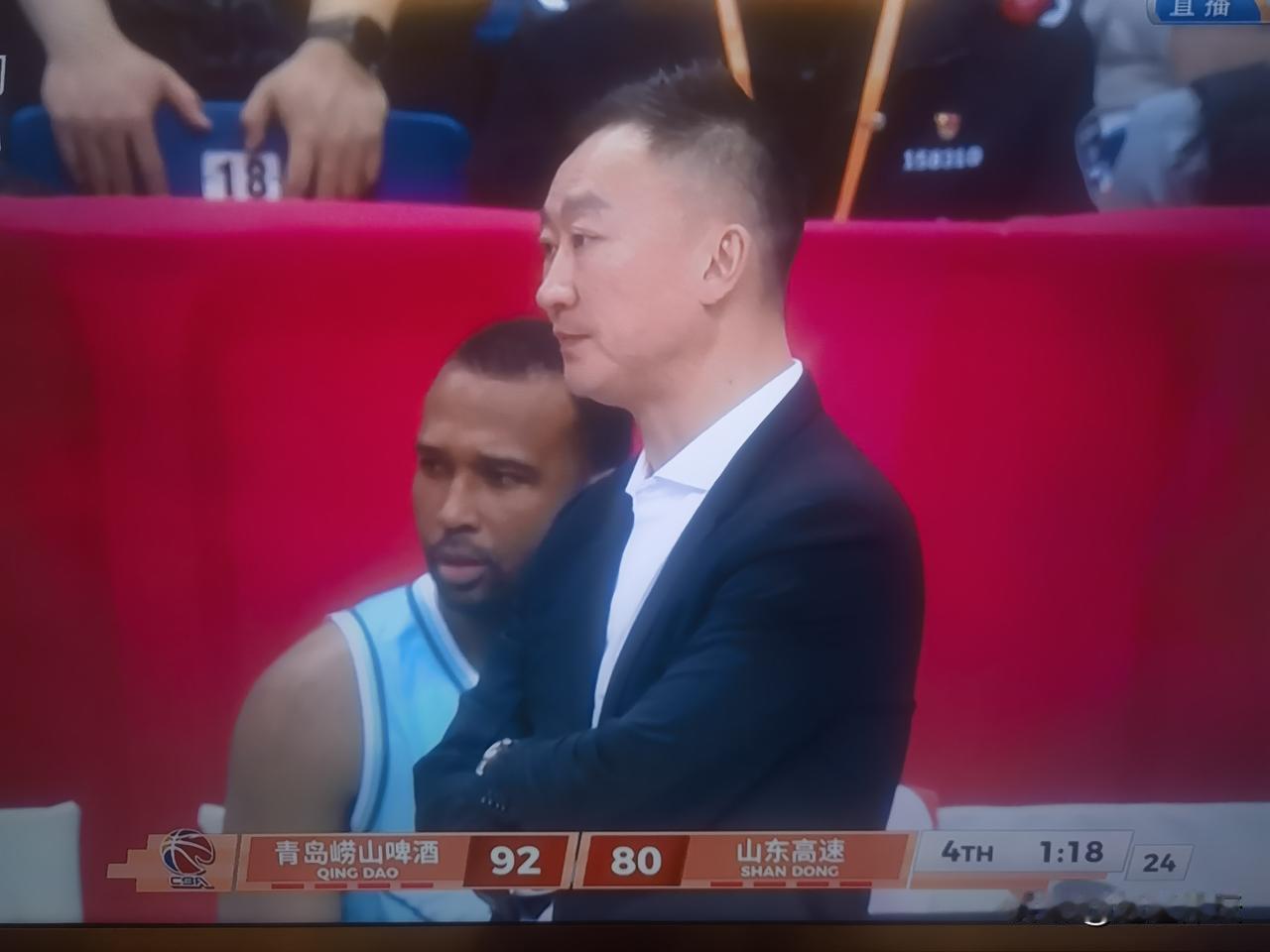 球场上发生了什么，让两边的主教练都极为愤怒！从总统计看，青岛的犯规数比山东高速多